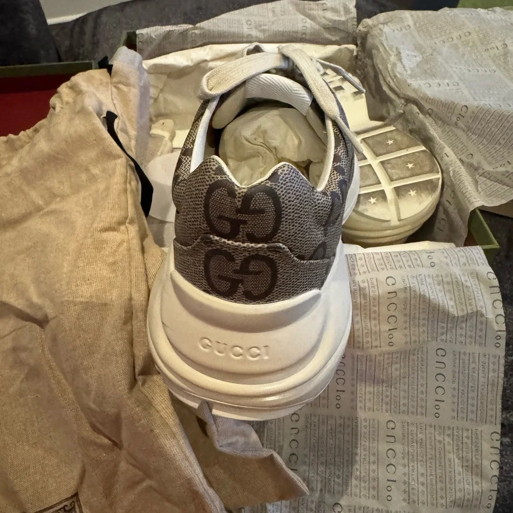 Gucci Men's Beige and Off-White Logo Sneakers - Picture 5 of 7